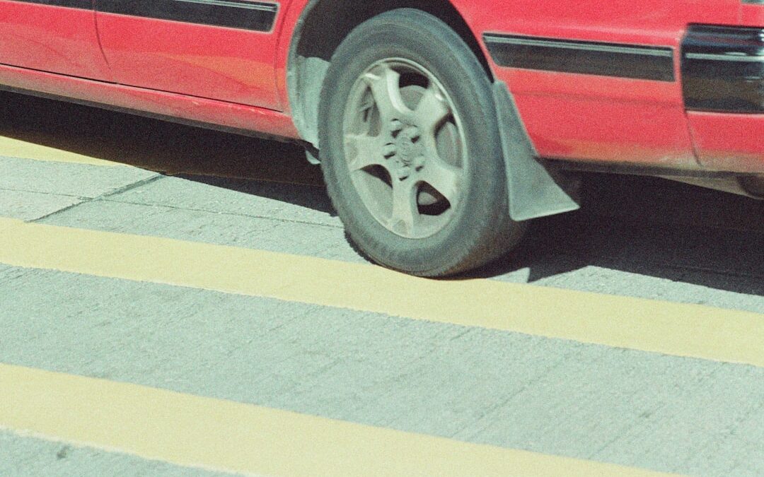 خامات مظلات السيارات: بولي كربون، PVC، قماش، وحديد