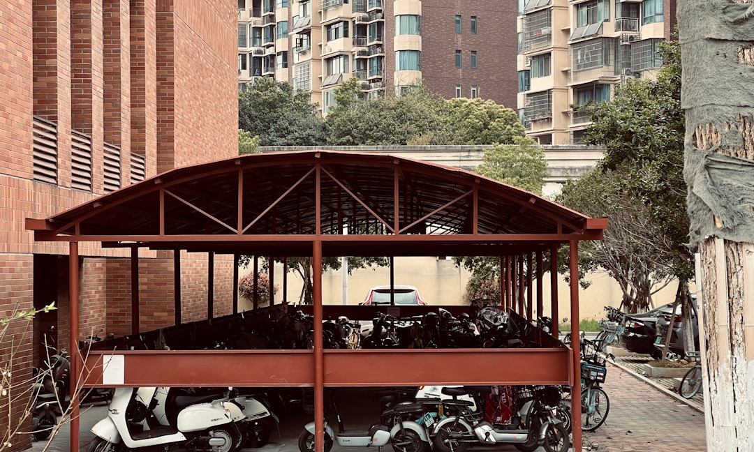 المعايير الهندسية لتركيب مظلات السيارات الآمنة