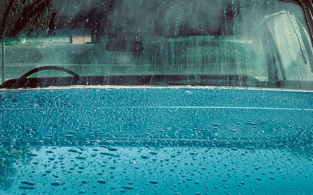 أي المواد أفضل لحماية السيارات من المطر؟