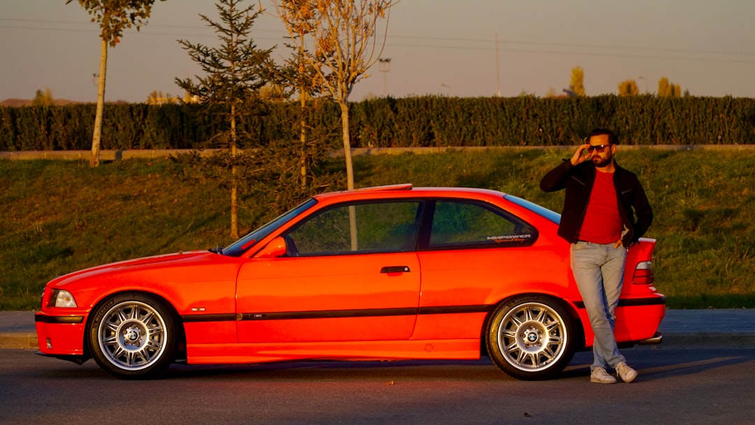 مظلات السيارات في الجنوب السعودي: مقاومة للأمطار